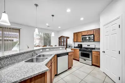 7576 Shiny Bangle Court Kitchen