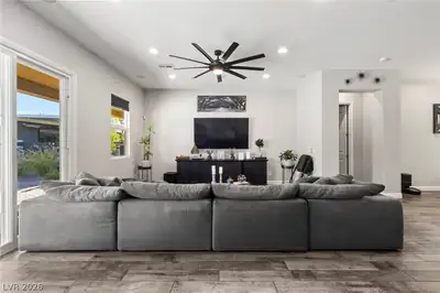 327 Castle Wynd Avenue Living Room