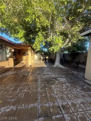 2828 Willoughby Avenue Patio