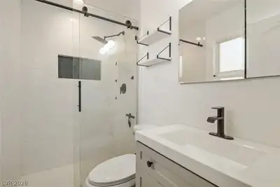 3908 El Jardin Avenue Primary Bathroom