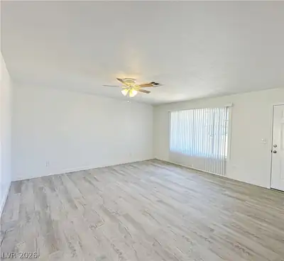 2501 Oak Glen Way Living Room