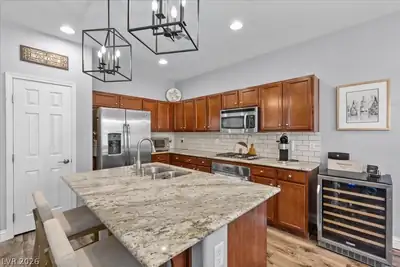 7464 SANTO DOMINGO Avenue Kitchen