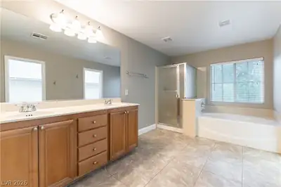 10424 Grassyrock Court, Las Vegas, NV 89129 Primary Bathroom
