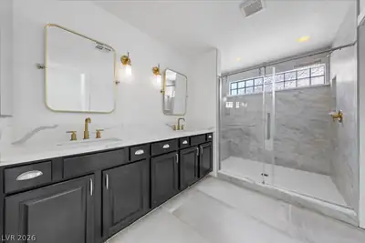 6050 Belvedere Canyon Avenue Primary Bathroom