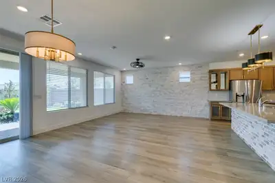 10184 Chrysolite Dining Area
