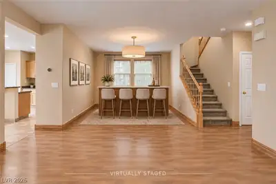 912 Purdy Lodge Street Dining Area