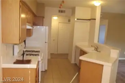 1050 East Cactus Avenue 1098 Kitchen