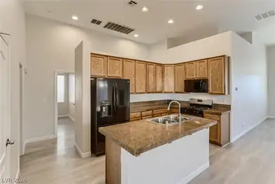 9121 Little Horse Avenue Kitchen