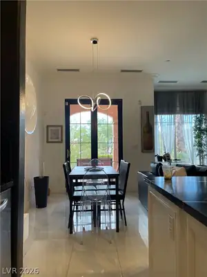 30 Via Vasari 102 Dining Area
