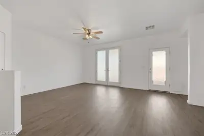 976 Crescent Falls Street Living Room