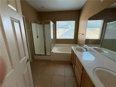 2588 Lockerbie Street Primary Bathroom