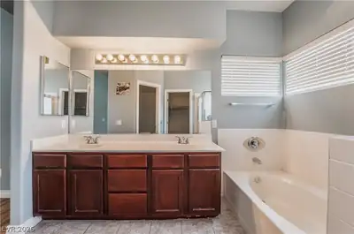 2462 Silver Blossom Lane, Henderson, NV 89052 Primary Bathroom
