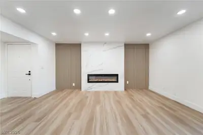 5332 River Glen Drive 400 Living Room