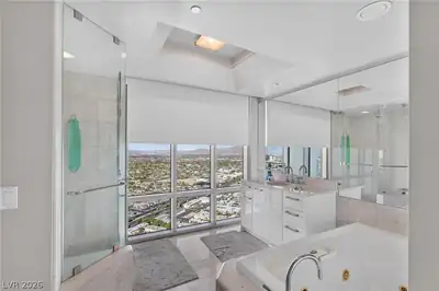 222 Karen Avenue 4402, Las Vegas, NV 89109 Primary Bathroom