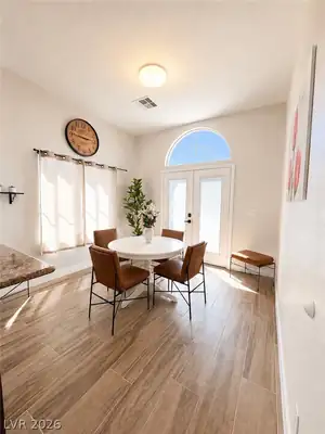 900 Midpride Street Dining Area
