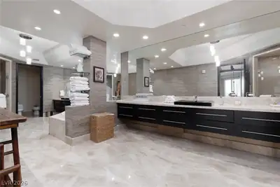 2777 Paradise Rd 3302, Las Vegas, NV 89109 Primary Bathroom