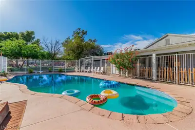 400 Sebastian Avenue, Henderson, NV 89002 Pool