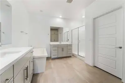 2555 HAMPTON Road 10202, Henderson, NV 89052 Primary Bathroom