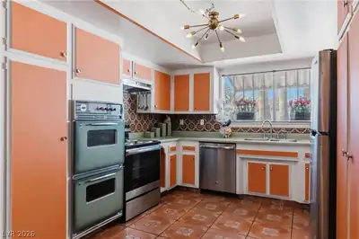 3232 Pawnee Drive, Las Vegas, NV 89169 Kitchen