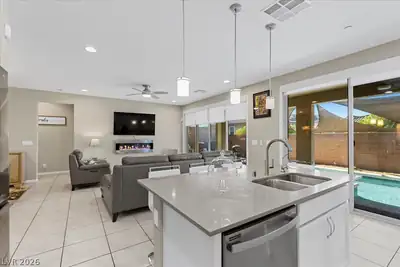 40 Flora Sagio Avenue Kitchen
