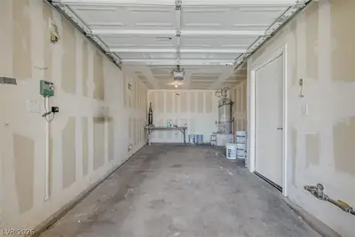 5244 Tipper Avenue, Las Vegas, NV 89122 Garage