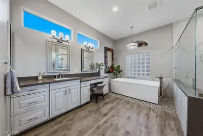 2850 Kensingpark Court, Henderson, NV 89052 Primary Bathroom