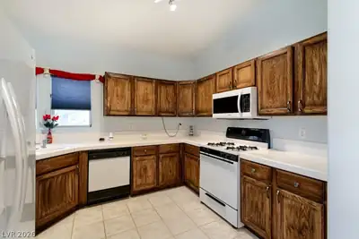2152 Jasper Bluff Street 202, Las Vegas, NV 89117 Kitchen