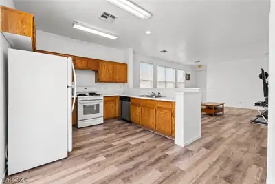 5023 Droubay Drive, Las Vegas, NV 89122 Kitchen