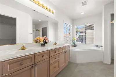 545 Aspen Leaf Street, Las Vegas, NV 89144 Primary Bathroom