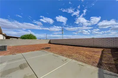 2025 Hollow Oak Avenue, North Las Vegas, NV 89031 Yard