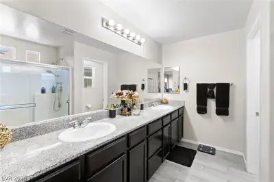 7224 Halo Falls Street, North Las Vegas, NV 89084 Primary Bathroom