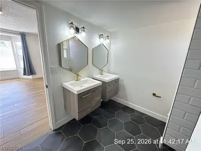 1051 Sweeney Avenue, Las Vegas, NV 89104 Primary Bathroom
