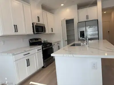 600 North Carriage Hill Drive 1021, Las Vegas, NV 89138 Kitchen