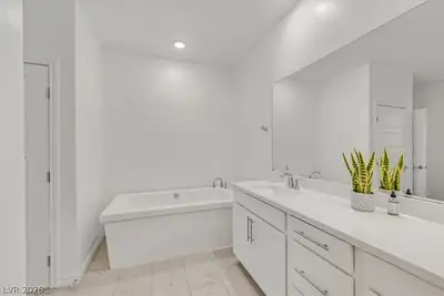 2555 Hampton Road 11203, Henderson, NV 89052 Primary Bathroom