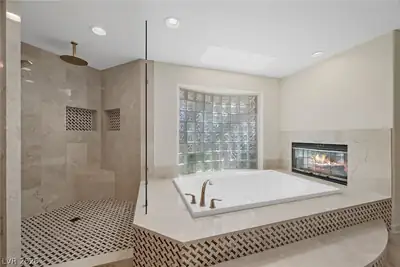 2130 Diamond Bar Drive, Las Vegas, NV 89117 Primary Bathroom