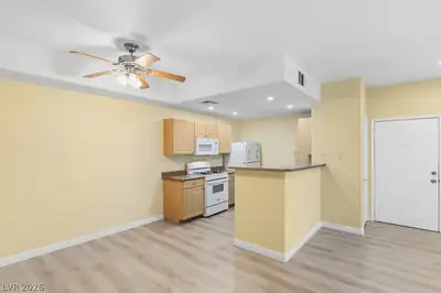 8250 North Grand Canyon Drive 1047, Las Vegas, NV 89166 Kitchen
