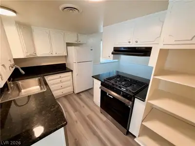 961 Toni Avenue, Las Vegas, NV 89119 Kitchen