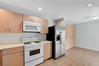 230 East Flamingo Road 404, Las Vegas, NV 89169 Kitchen
