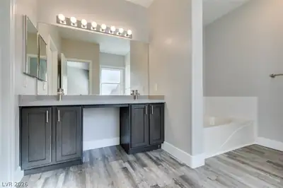 2001 Jade Creek Street 105, Las Vegas, NV 89117 Primary Bathroom