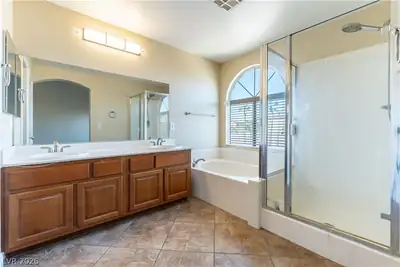 9010 Mossy Hollow Avenue, Las Vegas, NV 89149 Primary Bathroom