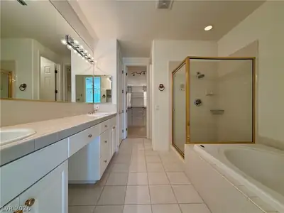 8729 Carlitas Joy Court, Las Vegas, NV 89117 Primary Bathroom