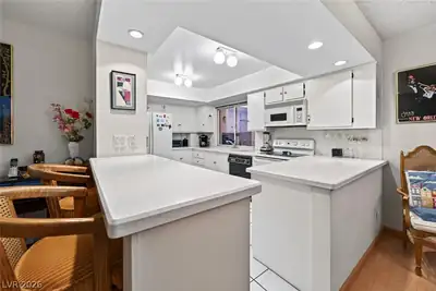205 East Harmon Avenue 1002, Las Vegas, NV 89169 Kitchen