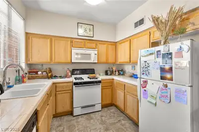 7628 Pacific Hills Avenue 204, Las Vegas, NV 89128 Kitchen