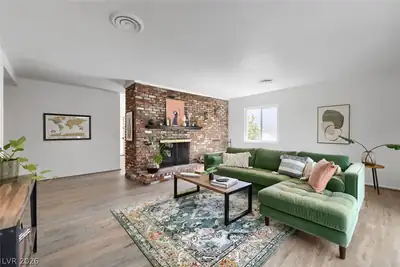 4424 Thompson Circle, Las Vegas, NV 89107 Living Room