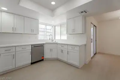 2118 Fountain Springs Drive, Henderson, NV 89074 Kitchen