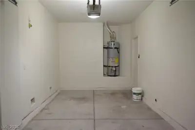 7537 Redwood Point Street, Las Vegas, NV 89139 Garage