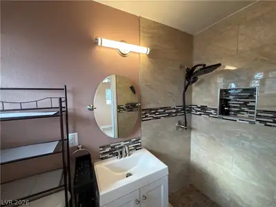 1025 Villa Circle, Las Vegas, NV 89108 Primary Bathroom