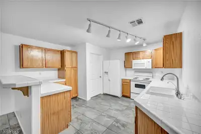 3613 Shawn Reynolds Court 104, Las Vegas, NV 89129 Kitchen