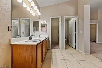 4821 Cascade Pools Avenue, Las Vegas, NV 89131 Primary Bathroom