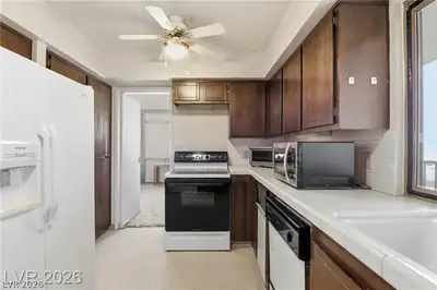 205 East Harmon Avenue 508, Las Vegas, NV 89169 Kitchen